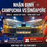 Hình ảnh bìa nhận định trận đấu Campuchia vs Singapore tại ASEAN Cup 2026, hiển thị cầu thủ hai đội và logo ThapcamTV trên nền sân Morodok Techo.
